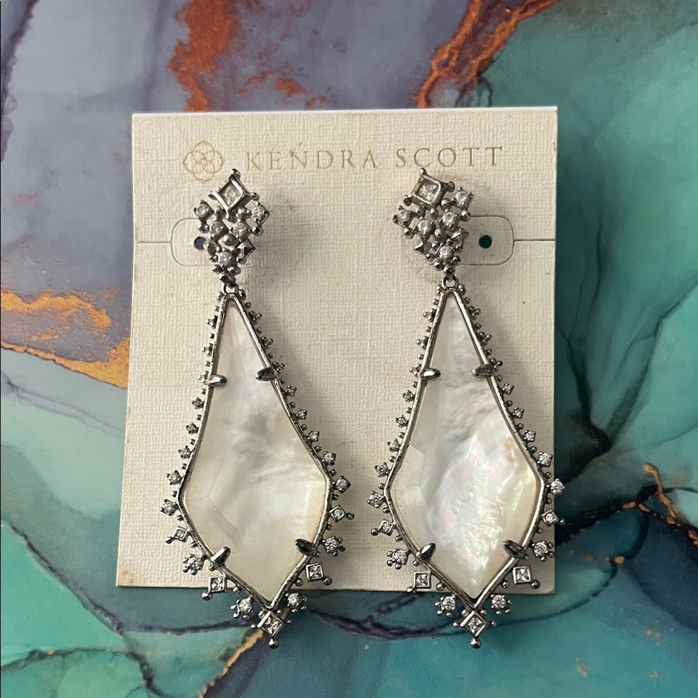KENDRA SCOTT MARTHA MOTHER OF PEARL EARRINGS/SILVER WITH SWAROVSKI CRYSTALS